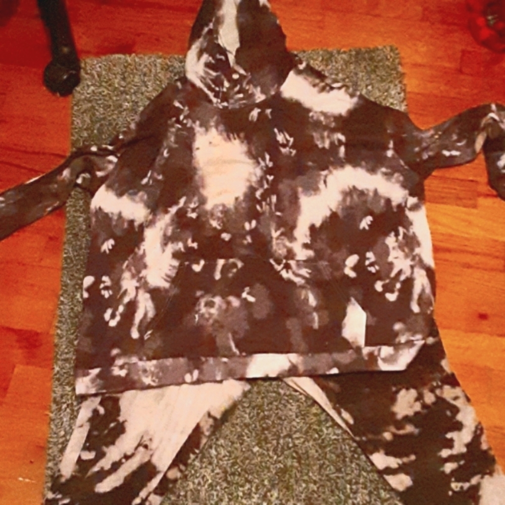 Matching top and bottom tie die set